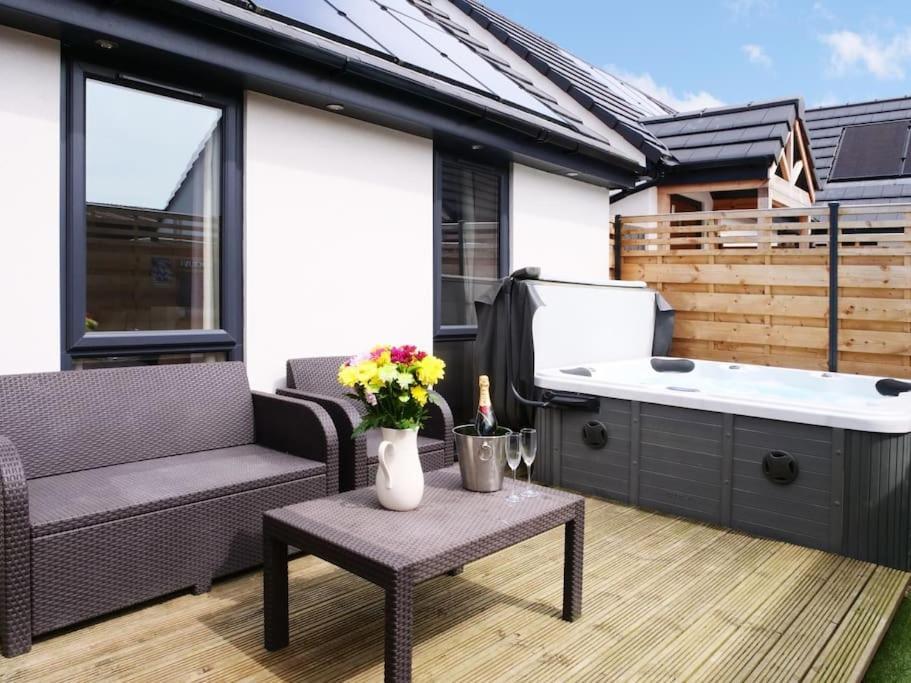 Hoxne - Daisy With Private Hot Tub York