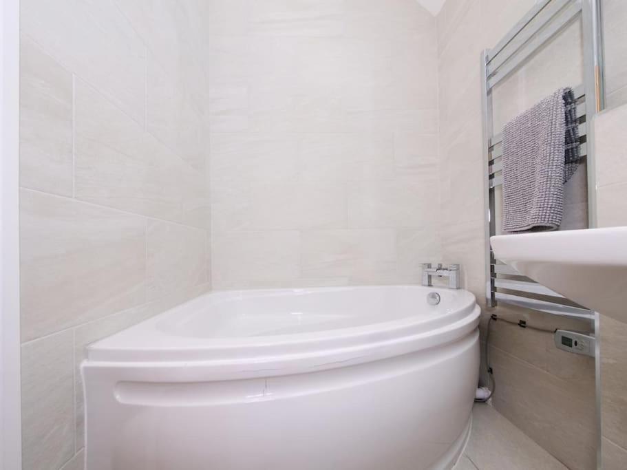 Hoxne - Daisy With Private Hot Tub Holiday home York
