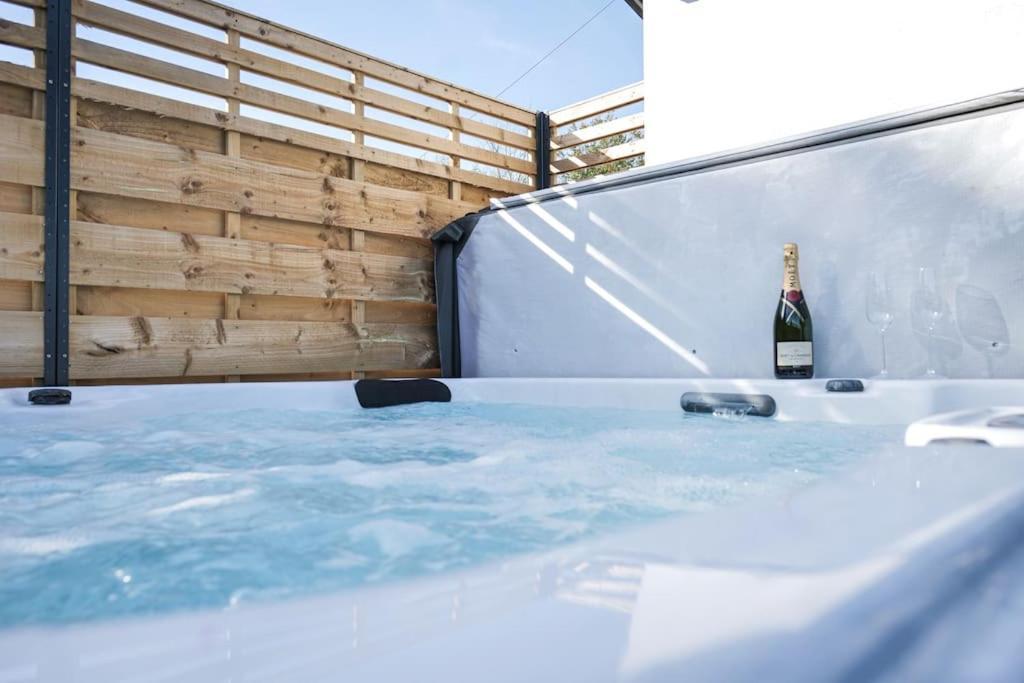 Holiday home Hoxne - Daisy With Private Hot Tub *